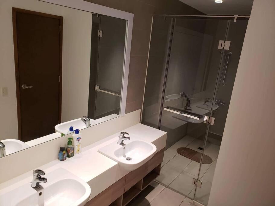 2 Bedroom Executive Suite Under New Management Manila Bagian luar foto